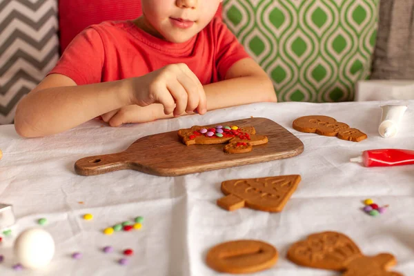 Dziecko Ozdabia Świąteczny Piernik Kolorowymi Cukierkami Wysokiej Jakości Zdjęcie — Zdjęcie stockowe