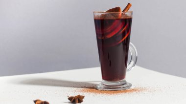 Tarçın ve baharatla dolu bir bardakta sıcak şarap. Sert ışıkla çekilmiş yemek fotoğrafı. Yüksek kalite fotoğraf