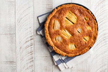 Ev yapımı pasta, ahşap arka planda meyveli pasta. Uzayı kopyala Yüksek kalite fotoğraf