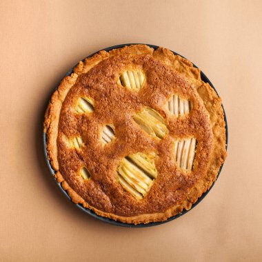 Ev yapımı kek, kahverengi arka planda meyveli pasta. Uzayı kopyala Yüksek kalite fotoğraf