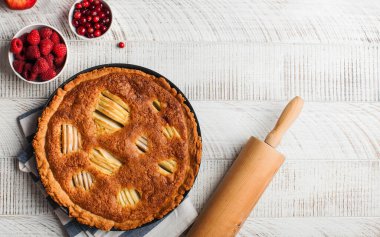 Tahta arka planda ev yapımı kek, meyve ve böğürtlen pastası. Yüksek kalite fotoğraf