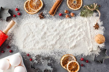 Merdane ve baharatlarla çevrili gri bir zemine un döküldü. Noel arkaplanı. Uzayı kopyala Yüksek kalite fotoğraf