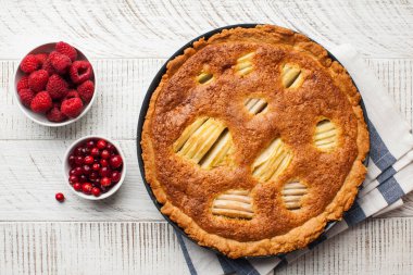 Tahta arka planda ev yapımı kek, meyve ve böğürtlen pastası. Yüksek kalite fotoğraf
