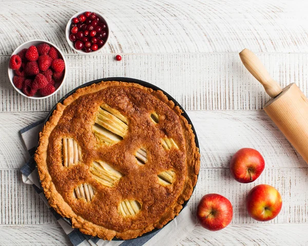 Tahta arka planda ev yapımı kek, meyve ve böğürtlen pastası. Yüksek kalite fotoğraf