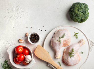 Çiftlik tavukları. Soğuk çiğ tavuk bacağı ve sebze ve baharat tabağı. Boşluğu kopyala.