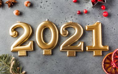 Altın mum şeklinde 2021 tarihli. Yeni yıl kartı, 2021.