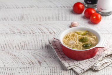 Ahşap bir masanın üstünde erişte ve sebzeli ev yapımı tavuk çorbası. Yüksek kalite fotoğraf