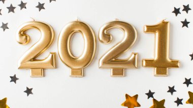 Beyaz arka planda altın rengi 2021 mum. Yeni yıl arkaplanı, Noel kartı.