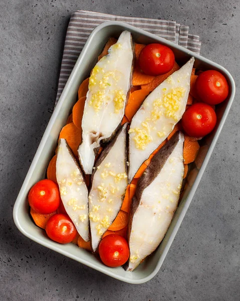 Холодный палтус стейки в выпечке блюдо с помидорами и сладкий картофель. Принято. Рыбное блюдо. — стоковое фото