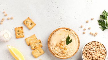 Tahta tabakta yassı humus, nohut, kızarmış ekmek. Nohut tabakları, vejetaryen yemeği. Boşluğu kopyala.