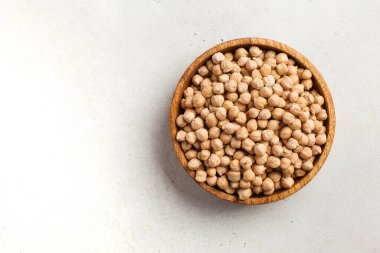 Tahta bir kasede çiğ nohut. Süper yemek. Boşluğu kopyala.