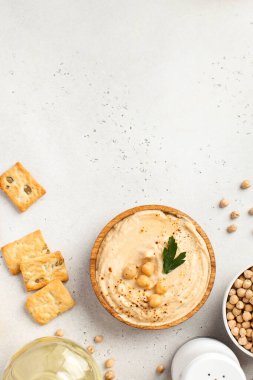 Tahta tabakta yassı humus, nohut, kızarmış ekmek. Nohut tabakları, vejetaryen yemeği. Boşluğu kopyala.