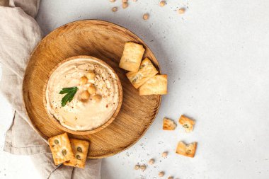 Tahta bir tabakta maydanoz ve kızarmış ekmek. Nohut tabakları, vejetaryen yemeği. Boşluğu kopyala.