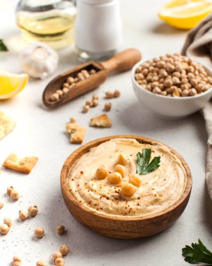 Tahta bir tabakta maydanoz ve kızarmış ekmek. Nohut tabakları, vejetaryen yemeği..