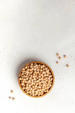 Tahta bir kasede çiğ nohut. Süper yemek. Boşluğu kopyala.