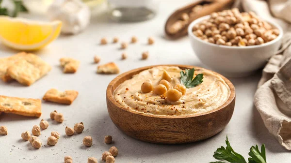 Tahta bir tabakta maydanoz ve kızarmış ekmek. Nohut tabakları, vejetaryen yemeği..