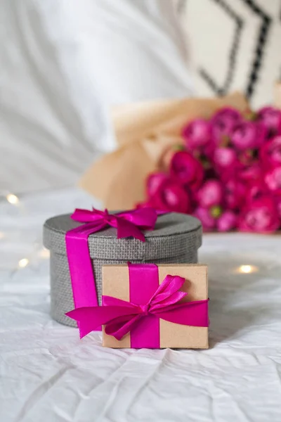 床上有粉色缎带的礼品盒。情人节的概念，3月8日，生日礼物，其他节日。复制空间 — 图库照片