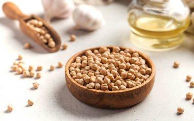 Tahta bir kasede çiğ nohut. Süper yemek. Boşluğu kopyala.