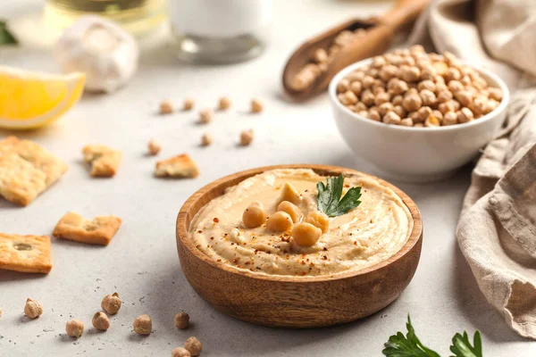 Tahta bir tabakta maydanoz ve kızarmış ekmek. Nohut tabakları, vejetaryen yemeği..