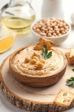 Tahta tabakta humus, nohut, kızarmış ekmek. Nohut tabakları, vejetaryen yemeği.. 