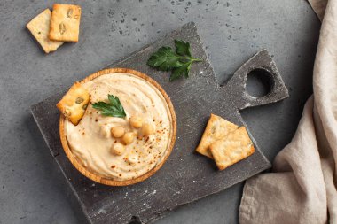 Tahta tabakta humus, nohut, kızarmış ekmek. Nohut tabakları, vejetaryen yemeği. Boşluğu kopyala.