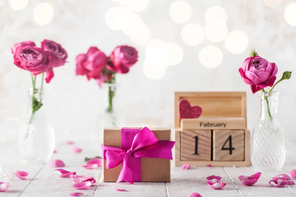 2 월 14 일 달력, 선물, 장미, 장미꽃 꽃잎. 발렌틴들의 날의 개념. — 스톡 사진
