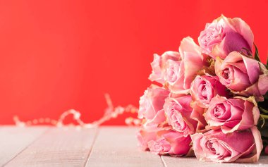 Sevgililer Günü geçmişi. Kırmızı arka planda bir buket gül. Boşluğu kopyala.