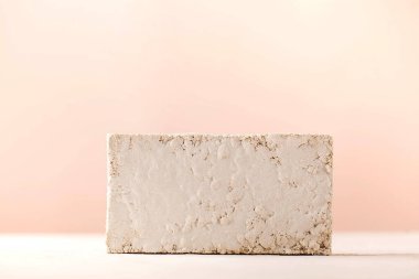 Ürünlerin sunumu için boş dikdörtgen form podyumu. Ürününüz için somut bir temel. Asgari konsept. 