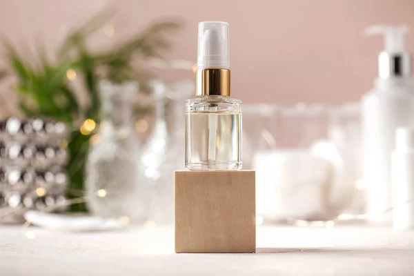 Yüz derisi için serum. Yaşlanma karşıtı kozmetik bakım. Boşluğu kopyala.