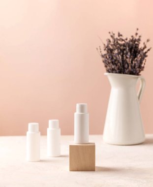 Yüz ve vücut bakımı kozmetik tüpleri. Güzellik ve kozmetik konsepti. Boşluğu kopyala