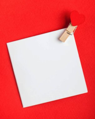 Kırmızı arka planda mesajın için kalbi olan boş bir kart. Sevgililer Günü kavramı, aşk notu. Boşluğu kopyala.