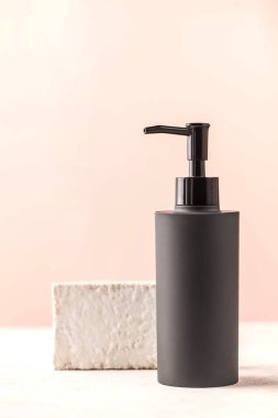 Logonuz için yeri olan gri kozmetik dağıtıcısı. Spa konsepti, cilt bakımı. Boşluğu kopyala.