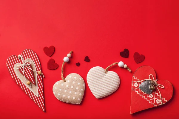 Flatlay corações em um fundo vermelho. Dia dos Namorados fundo. Espaço de cópia. — Fotografia de Stock