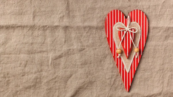 Corazón plano sobre un mantel de lino. Fondo del Día de San Valentín. Copiar espacio. —  Fotos de Stock