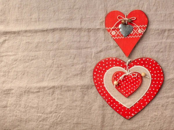 Corações achatados em uma toalha de mesa de linho. Dia dos Namorados fundo. Espaço de cópia. — Fotografia de Stock