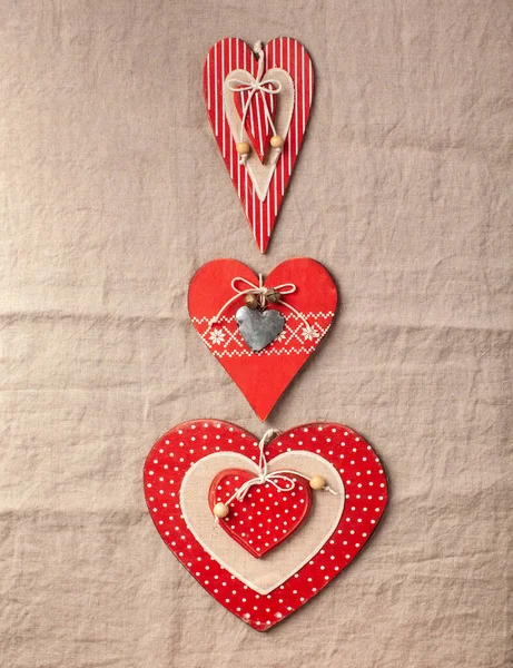 Coeurs plats sur une nappe en lin textile. Valentines fond de fête. — Photo
