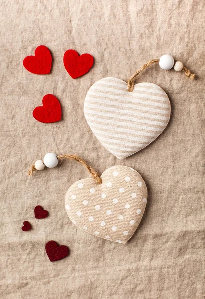 Plato corazones en un mantel de lino. Fondo del Día de San Valentín. Copiar espacio. —  Fotos de Stock