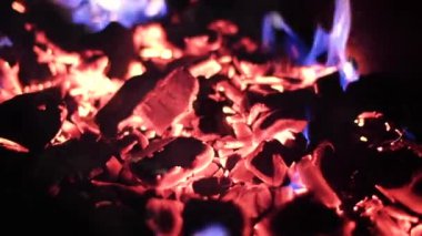 Kömürlü ateş. Barbekü. Közler.