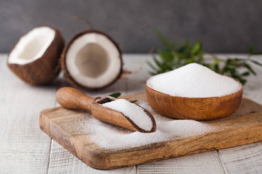 Hindistan cevizinin arka planındaki ahşap bir kasede şekerin yerine. Doğal tatlandırıcı. Stevia, eritritol!.