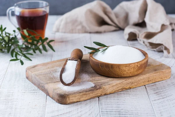 Natürlicher Süßstoff in einem Holzlöffel. Zuckerersatz. Erythritol — Stockfoto