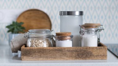 Cam kavanozlarda ürün ve tahıl depolama yeri. Sıfır atık kavramı.