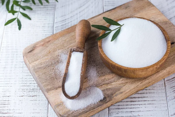 Natürlicher Süßstoff in einem Holzlöffel. Zuckerersatz. Erythritol — Stockfoto