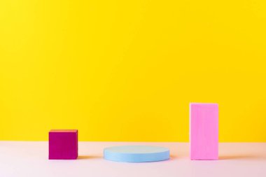 Ürün sunumları için soyut geometrik şekillerin boş renkli parlak podyumları. Boşluğu kopyala.