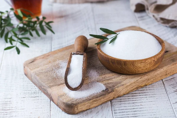 Natuurlijke zoetstof in een houten lepel. Suikervervanger. Erytritol — Stockfoto