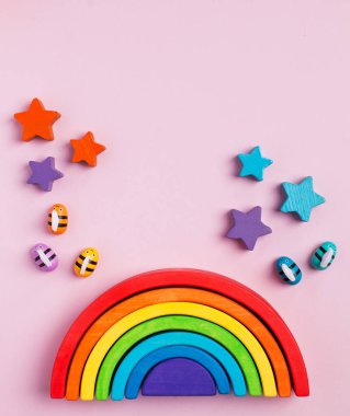 Montessori metoduna dayalı çevre dostu ahşap eğitim oyuncakları. Tahta gökkuşağı, renklerine göre sıralanmış. Boşluğu kopyala