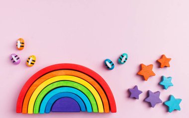 Montessori metoduna dayalı çevre dostu ahşap eğitim oyuncakları. Tahta gökkuşağı, renklerine göre sıralanmış. Boşluğu kopyala