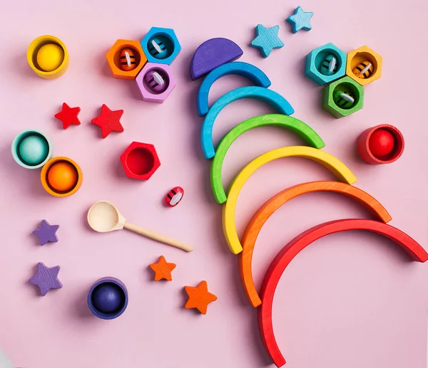 Montessori metoduna dayalı çevre dostu ahşap eğitim oyuncakları. Tahta gökkuşağı, renklerine göre sıralanmış. Boşluğu kopyala