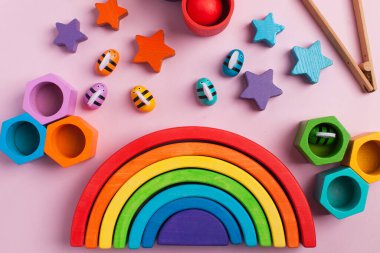 Montessori metoduna dayalı çevre dostu ahşap eğitim oyuncakları. Tahta gökkuşağı, renklerine göre sıralanmış. Boşluğu kopyala