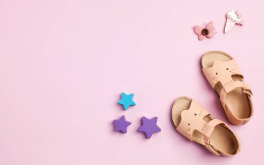 Pembe arka plandaki kızlar için sevimli pembe ayakkabılar. Flatlay. Boşluğu kopyala.