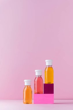 Duş jeli renkli tüpler. Günlük kozmetik ürünleri. Metin veya logo için boş alan. Boşluğu kopyala.